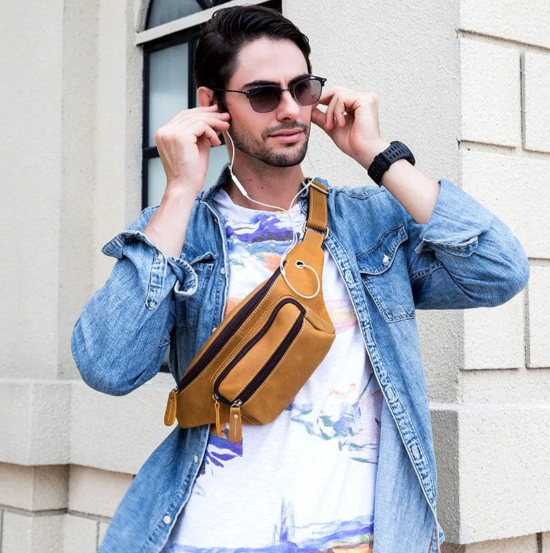 Détail de la fermeture éclair métallique et des coutures d'un sac banane homme en cuir véritable.