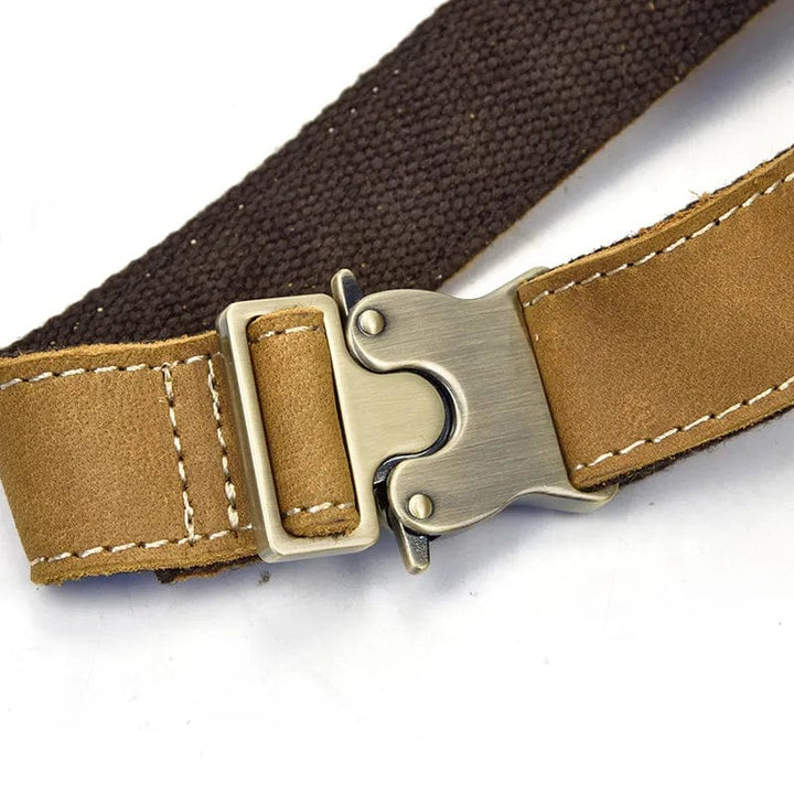 Sac banane en cuir véritable marron pour homme, vue de face, idéal pour un usage quotidien et stylé.