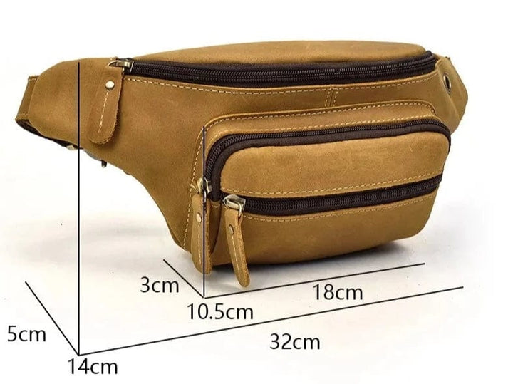 Homme de dos avec un sac banane en cuir véritable, montrant la sangle ajustable et son confort.