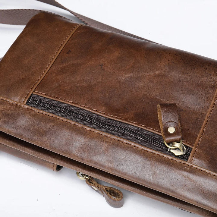 Accessoire homme: sacoche ceinture en cuir vegan marron, design moderne et look stylé.