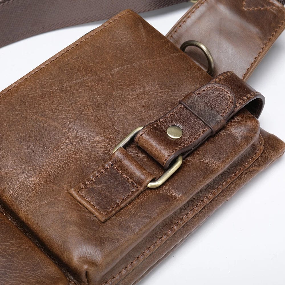 Vue rapprochée d'un sac banane homme en cuir vegan marron, texture détaillée et finitions soignées.