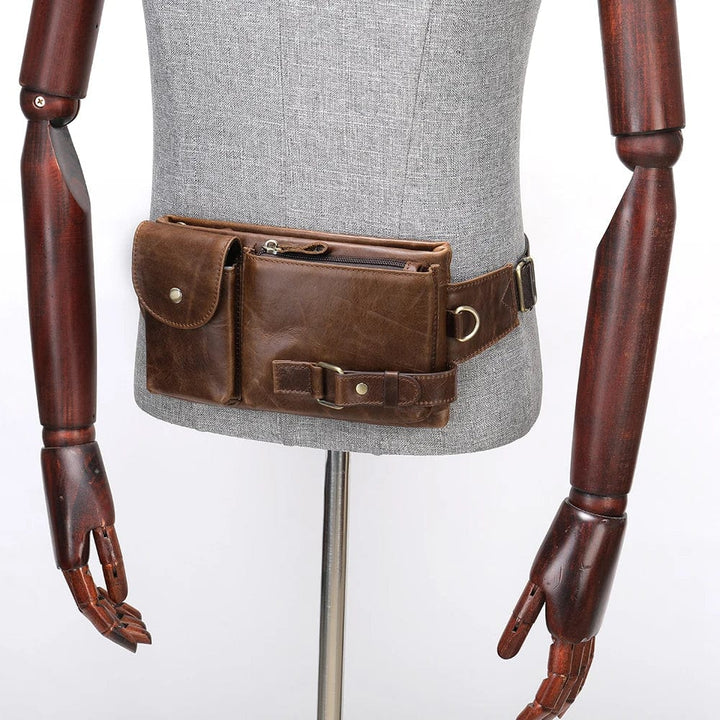 Sacoche ceinture masculine en cuir vegan marron, parfaite pour un style décontracté et chic.