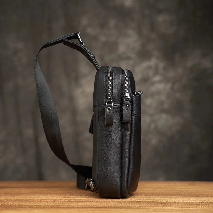 Sacoche homme en cuir noir, idéale pour un look urbain et décontracté