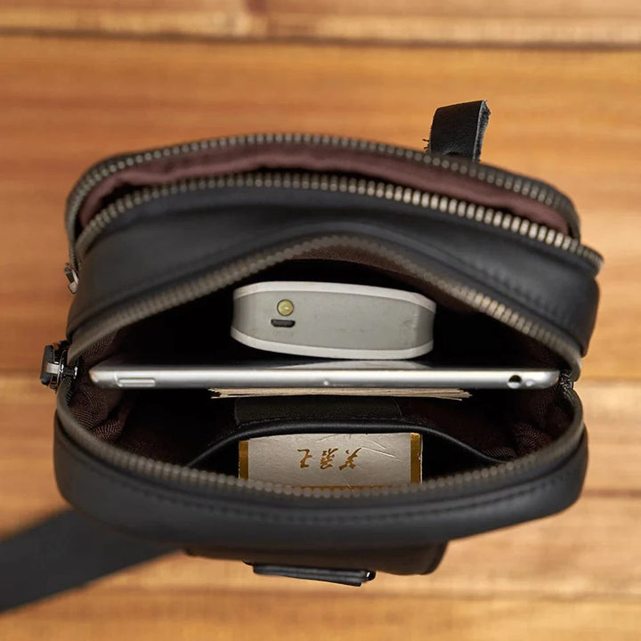 Détail de la fermeture éclair d'un sac banane homme en cuir noir