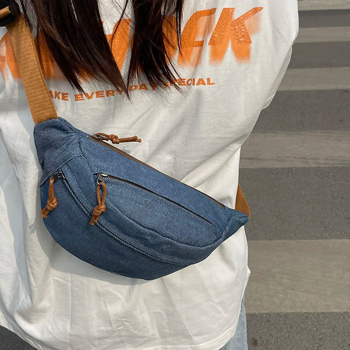 Sac banane en jean unisexe style rétro, ajustable et pratique avec ses nombreuses poches.