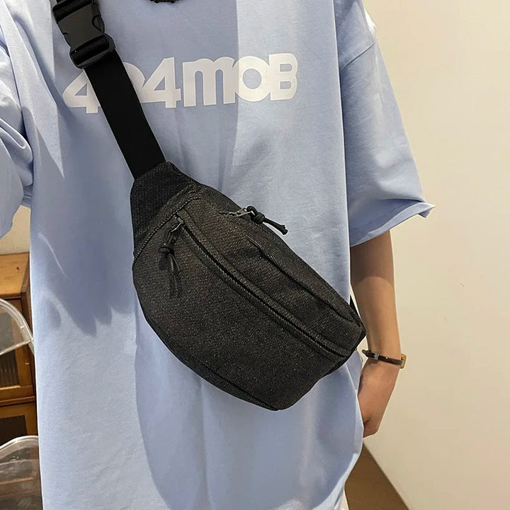 Sac banane vintage en jean avec multiples poches, idéal pour un look urbain et tendance.