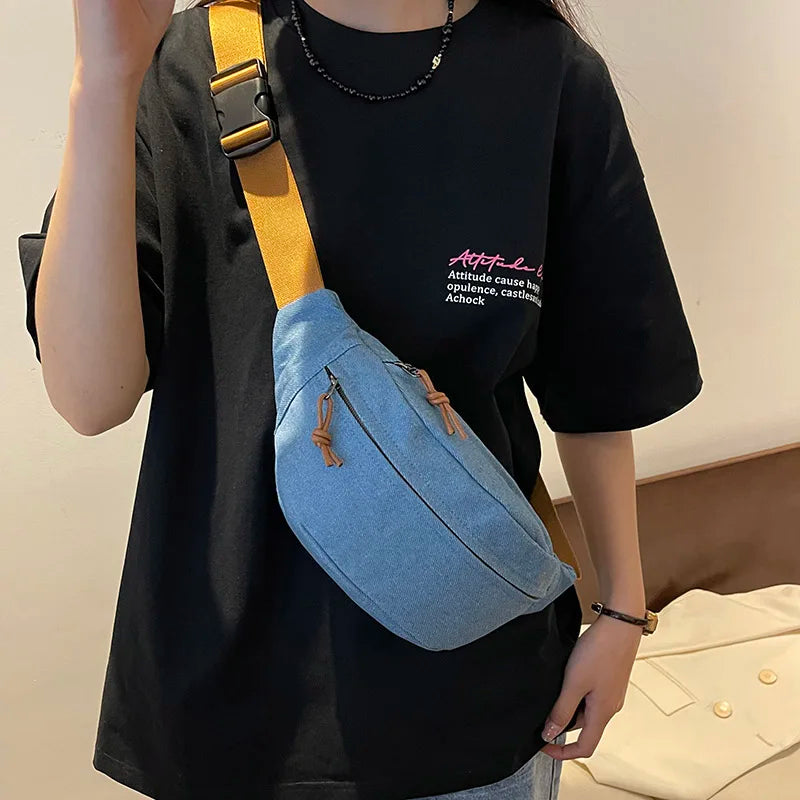Sac banane tendance en jean, unisexe, ajustable, parfait pour un style rétro urbain.