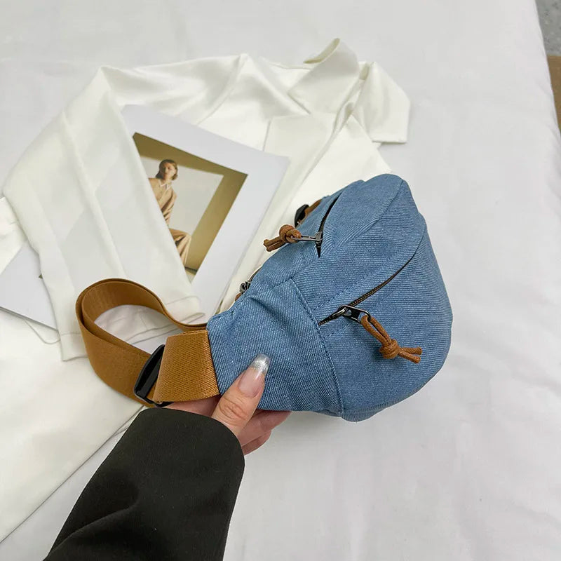 Sac banane urbain unisexe en jean, design rétro, très pratique avec ses nombreuses poches.