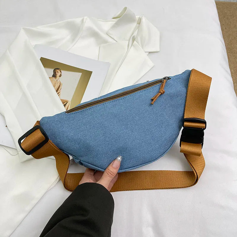 Sac banane jean, unisexe, ajustable, avec poches multiples. Un accessoire mode pratique et vintage.