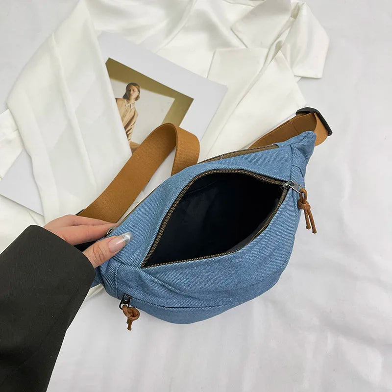 Sac banane unisexe tendance en jean, style vintage, idéal pour un look urbain moderne.