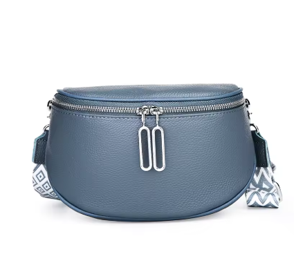 Sac banane pour femme en cuir noir, accessoire mode tendance, idéal pour un look sophistiqué