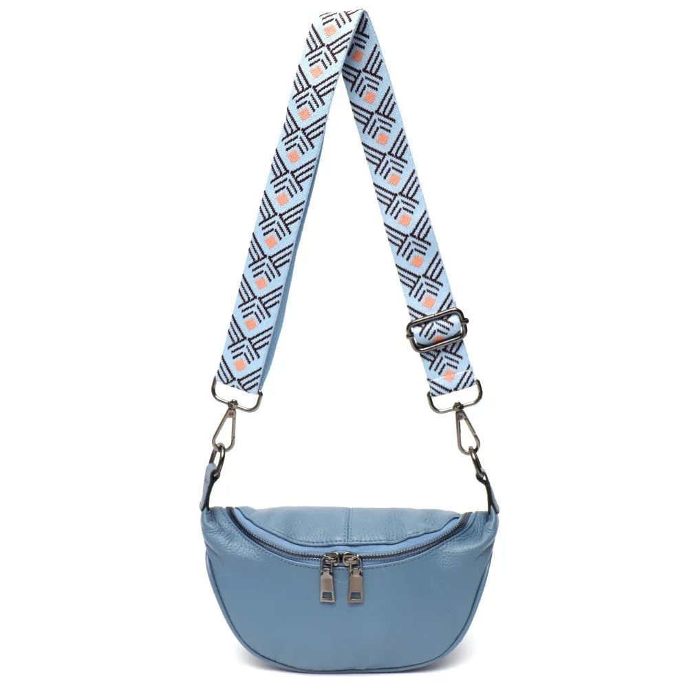 Gros plan d'un sac banane en cuir noir, texture grainée, fermeture éclair dorée, accessoire mode femme