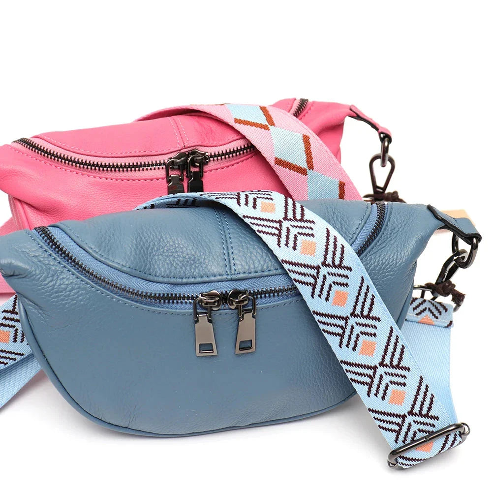 Vue de dos d'un sac banane en cuir pour femmes, couleur camel, porté croisé, style urbain