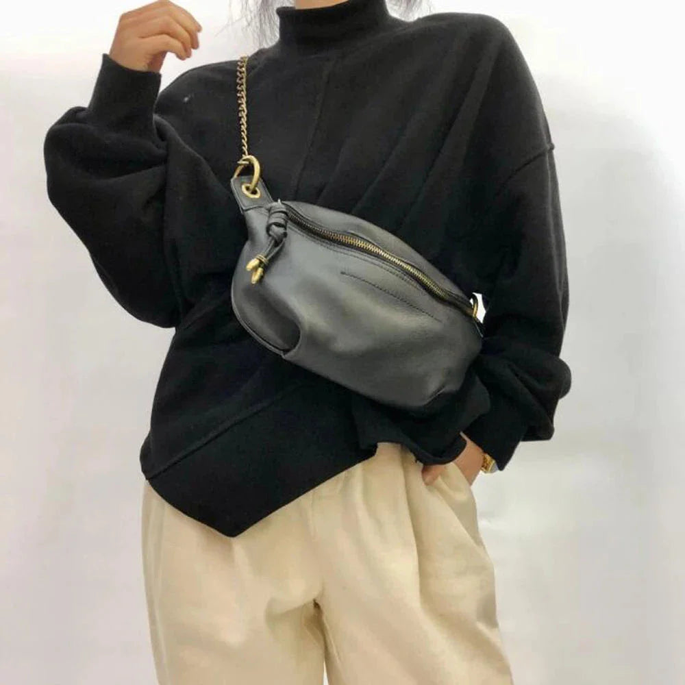 Sac banane élégant en cuir noir pour femme, style moderne, bandoulière réglable, accessoire mode chic.