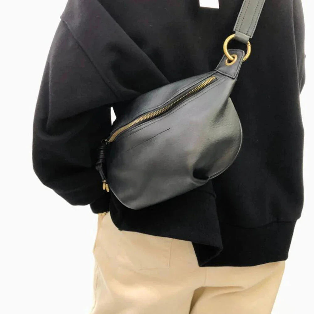 Sac banane femme en cuir véritable noir, design épuré, idéal pour voyage et usage quotidien décontracté.