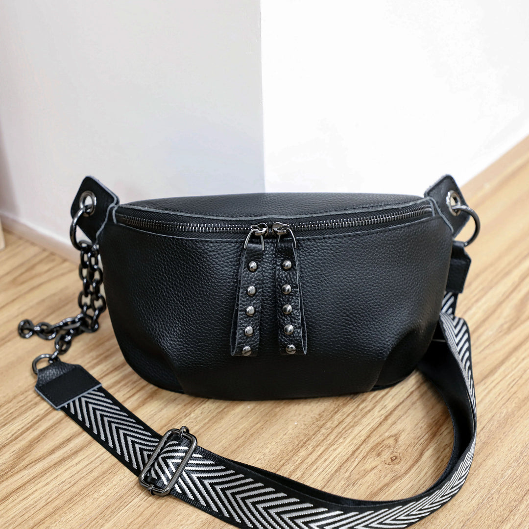 Sac banane élégant en cuir noir pour femmes, accessoire mode pratique et tendance.