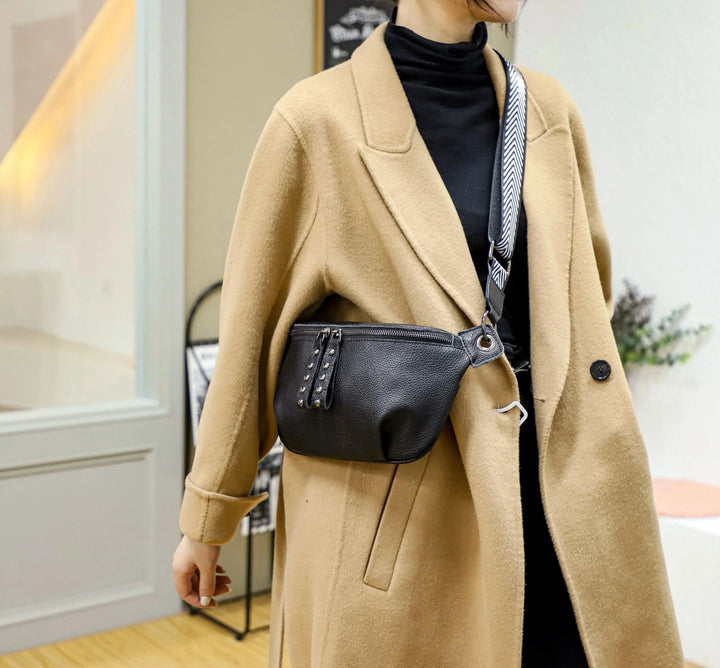 Détail du sac banane en cuir noir pour femme, montrant la texture du cuir et les finitions.