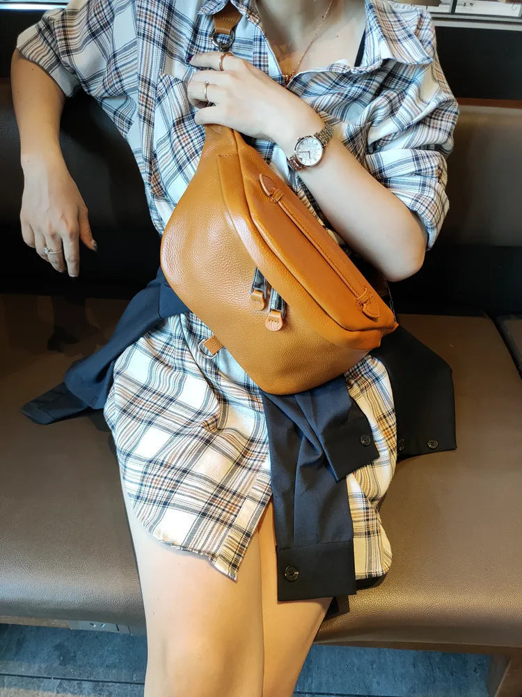 Sac banane en cuir véritable, femmes, couleur ocre, porté croisé, style décontracté mais chic.