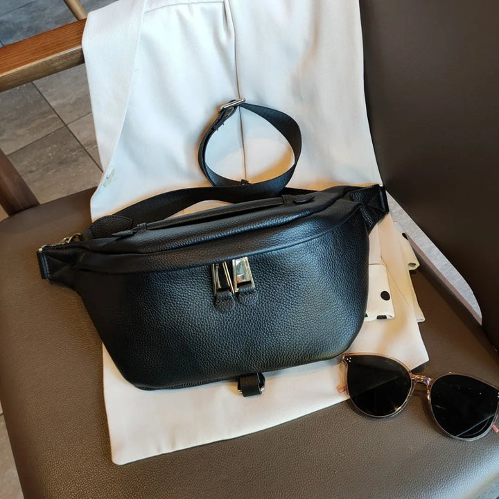 Sac banane femme en cuir marron, texture grainée, style chic, parfait comme accessoire mode quotidien.
