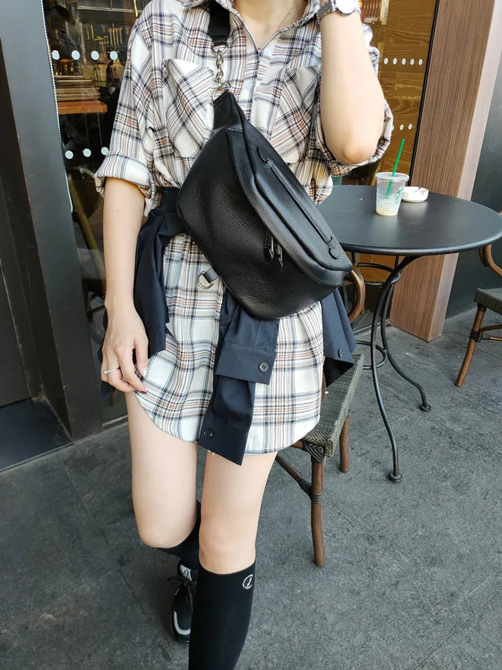 Sac bandoulière en cuir souple pour femme, couleur beige, design moderne, pratique et élégant.