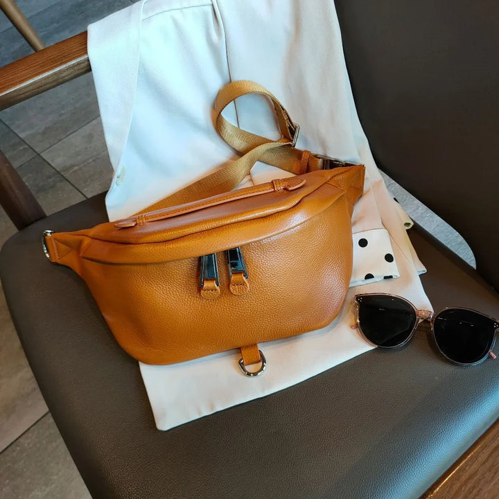 Élégant sac banane en cuir pour femme, couleur bordeaux, idéal pour une sortie ou un voyage léger.