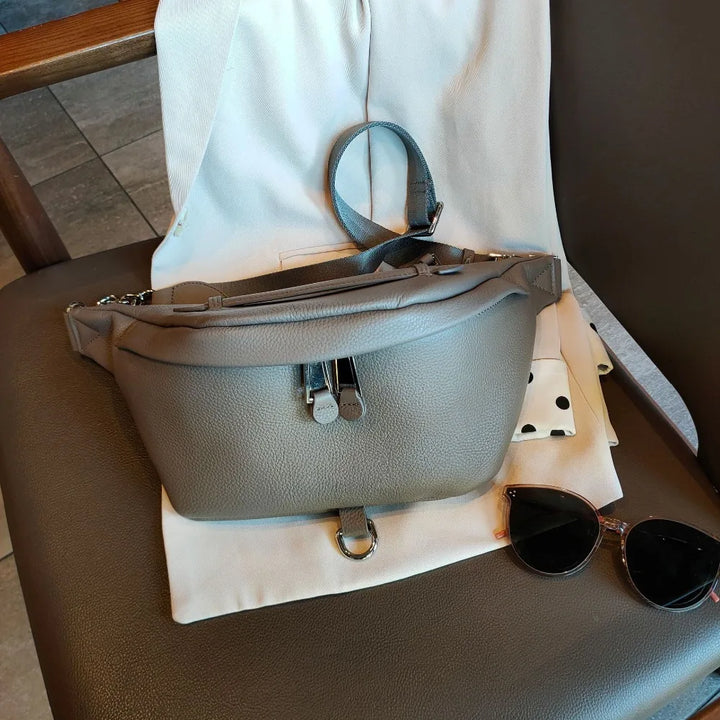 Sac banane femme en cuir lisse, couleur crème, avec sangle ajustable, chic et fonctionnel.