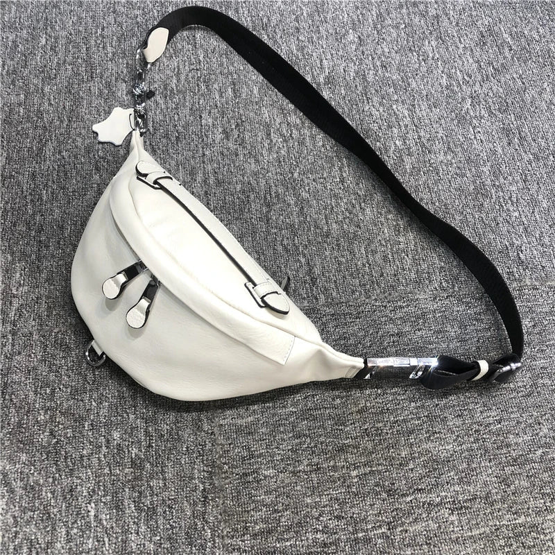 Détail gros plan d'un sac banane en cuir pour femme, avec coutures apparentes et boucle en métal.