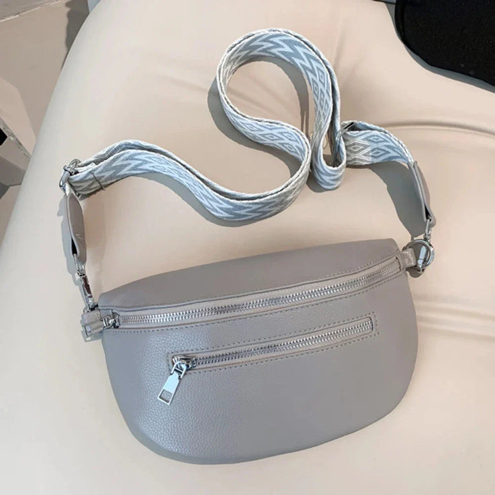 Modèle portant un sac banane en cuir PU gris, illustration de l'accessoire mode porté au quotidien.