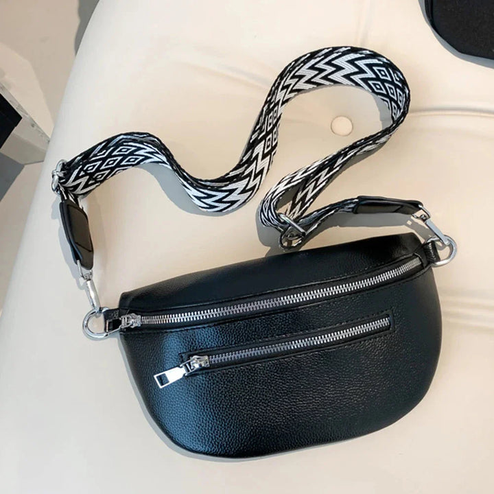 Détail du fermoir et des coutures d'un sac banane en cuir PU noir pour femme, qualité et élégance.