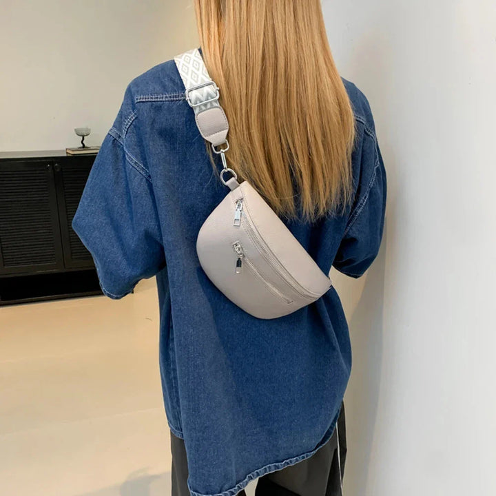 Sac banane femme en cuir PU noir, porté en travers du corps, alliant style 'sac bandoulière' et fonctionnalité.