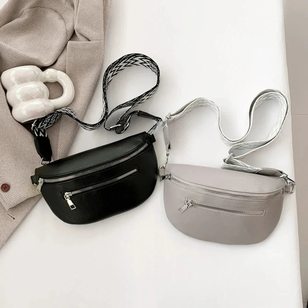 Vue arrière d'un sac banane en cuir PU noir, montrant la sangle réglable, un accessoire mode pratique.