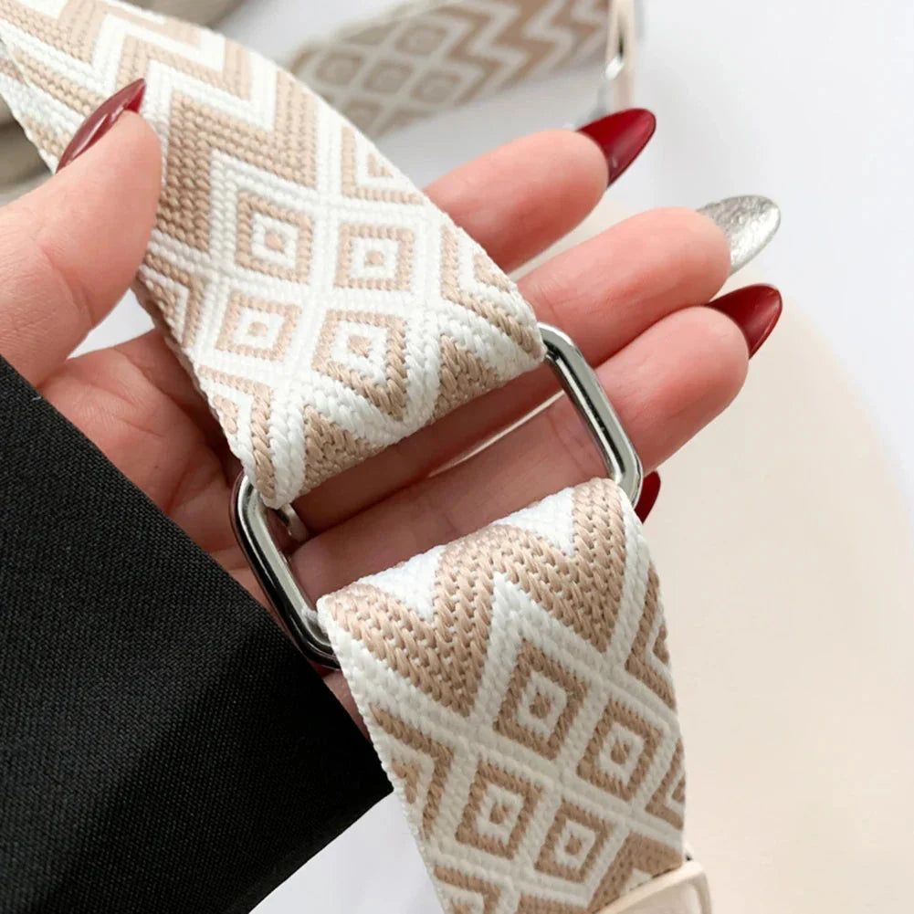 Sac banane élégant femme en cuir PU beige, ouvert, révélant son compartiment intérieur compact, fonctionnel.