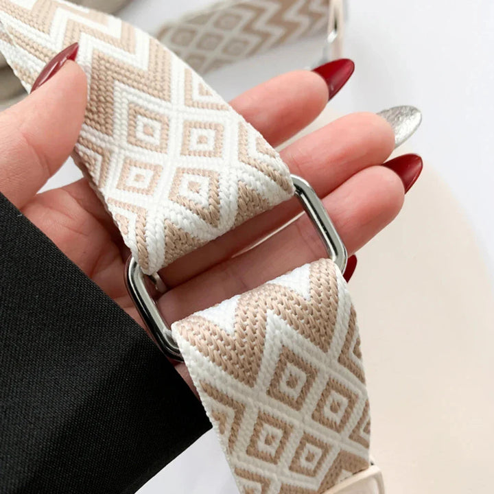 Sac banane élégant femme en cuir PU beige, ouvert, révélant son compartiment intérieur compact, fonctionnel.