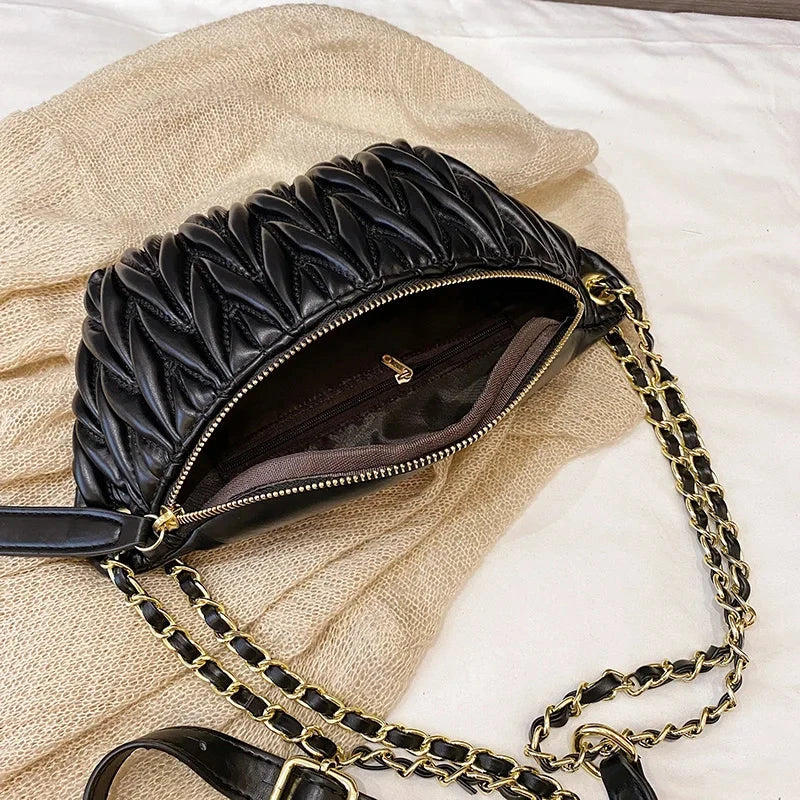 Sacoche banane femme en cuir PU beige portée en bandoulière, accessoire essentiel pour la mode féminine.