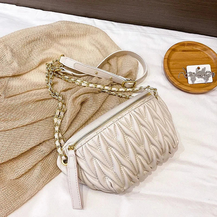 Détail d'un sac banane élégant en simili cuir, coutures fines et finitions soignées, sac chic pour femme.