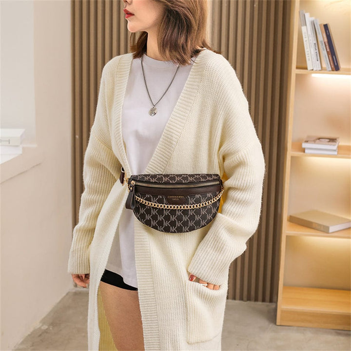 Sac banane femme en cuir PU beige rosé, un sac bandoulière idéal pour les sorties urbaines.