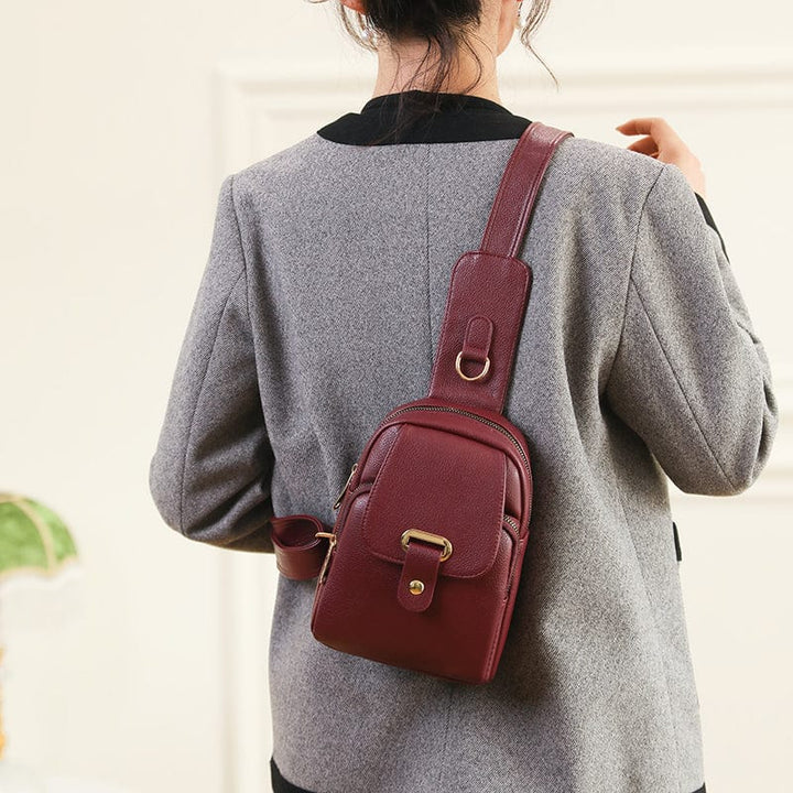 Accroché à un porte-manteau, un sac banane en cuir PU, prêt à être porté, symbole de mode et praticité