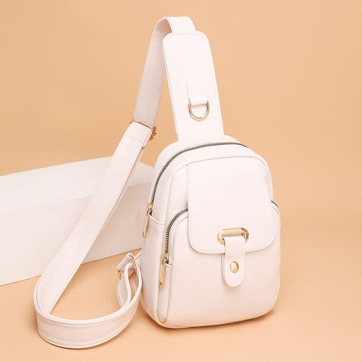 Gros plan d'un sac banane en cuir PU beige, texture lisse, avec sa fermeture éclair dorée