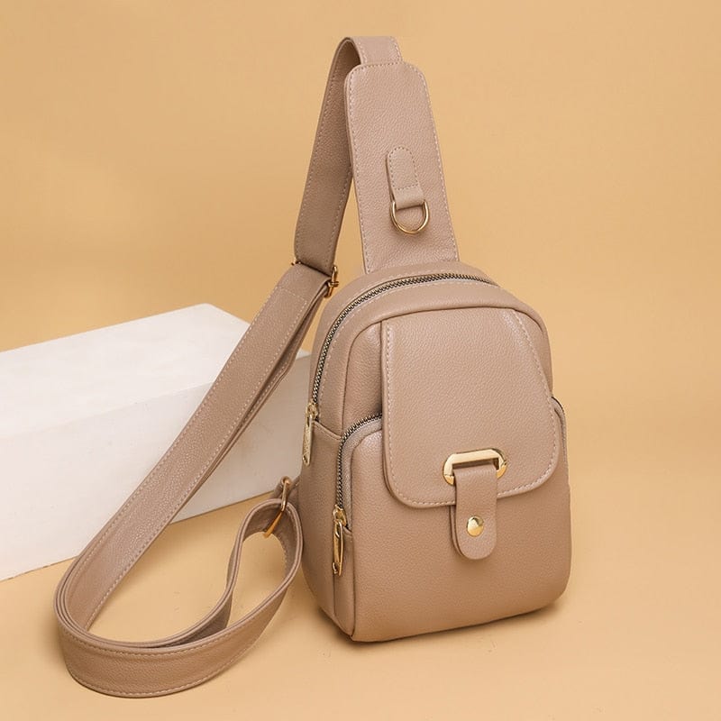 Femme stylée portant un sac banane noir en cuir PU, parfait pour une tenue urbaine