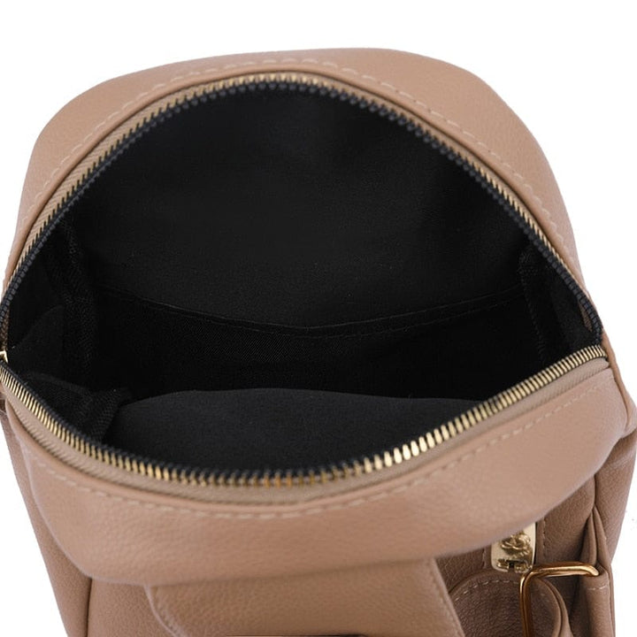Sac banane femme en cuir PU, en détails, avec ses coutures raffinées et son aspect brillant