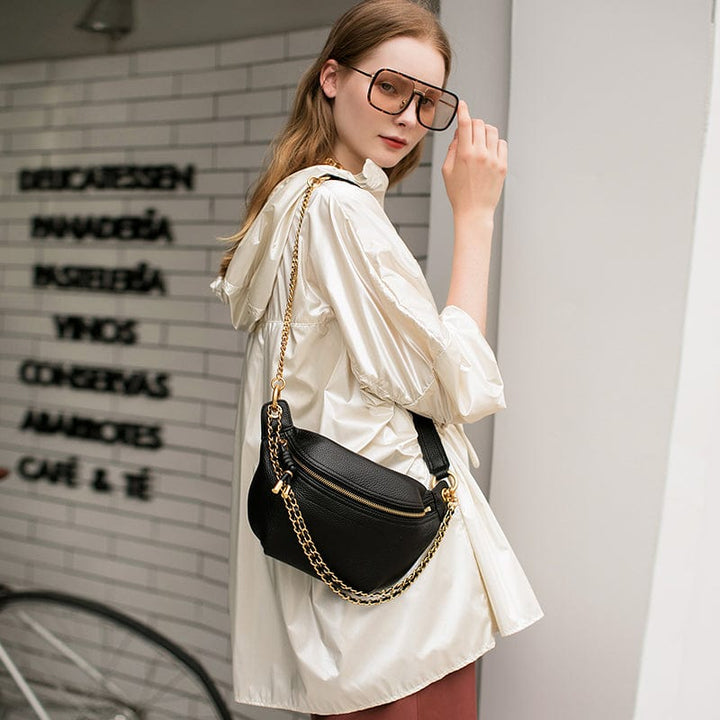 Accessoire de mode: sac banane en cuir véritable rouge vif, un ajout audacieux à toute garde-robe féminine.