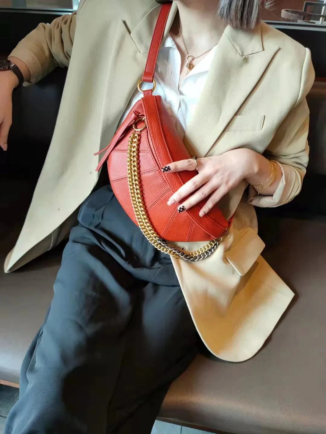 Vue intérieure d'un sac banane en cuir pour femme, montrant sa capacité de rangement élégante