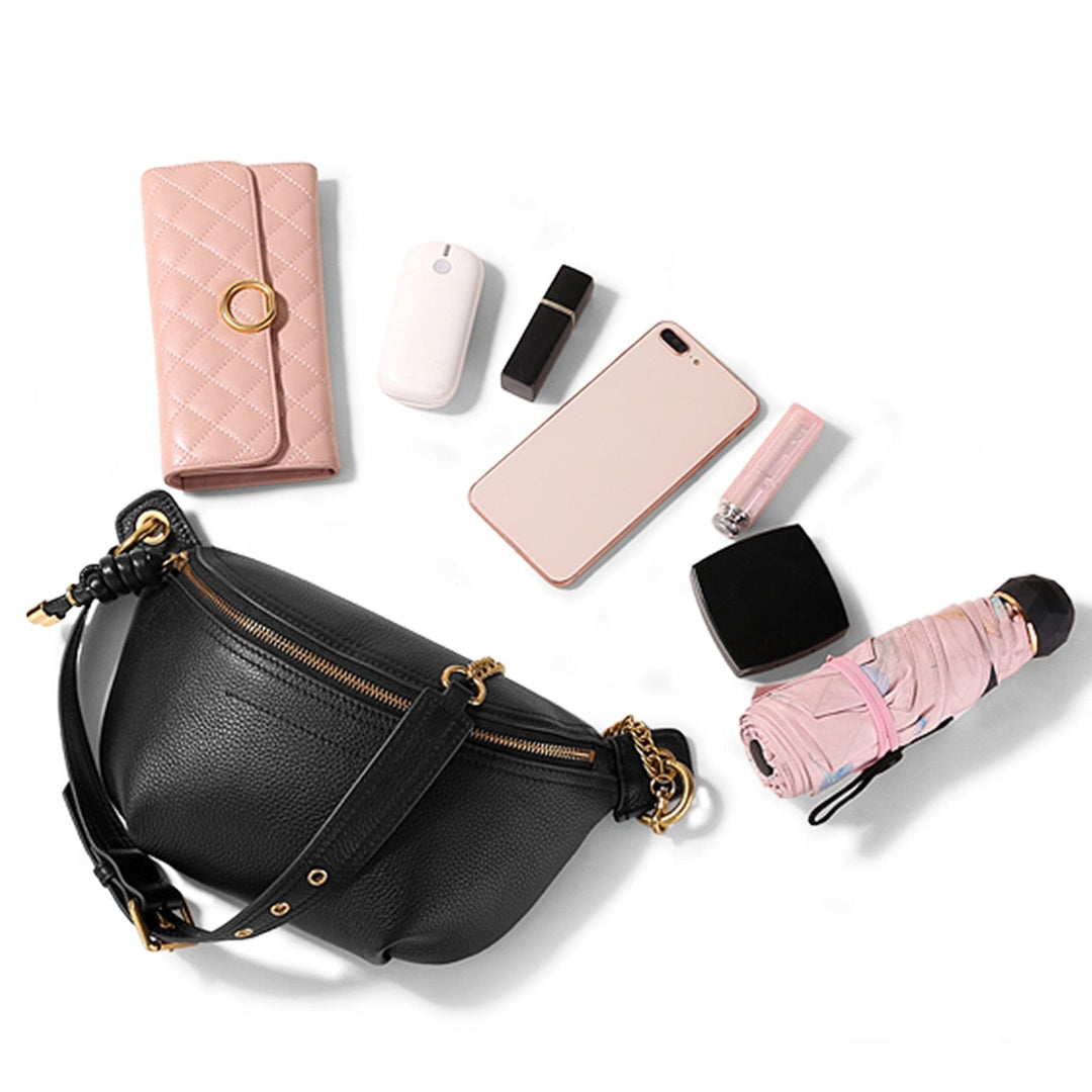 Modèle de sac banane en cuir raffiné couleur crème, s'associant à diverses tenues féminines.