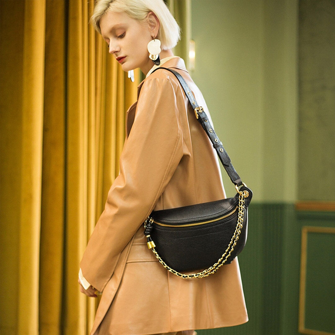 Sac banane en cuir marron vintage pour femme, alliant praticité et esthétique intemporelle.