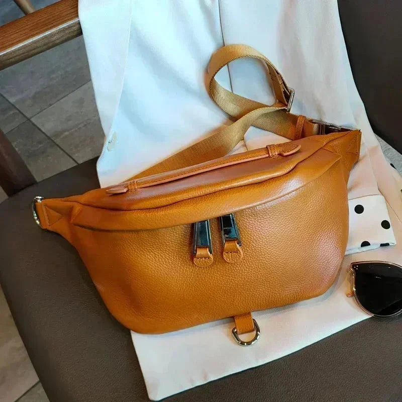 Sac banane élégant en cuir véritable pour femme, idéal pour le voyage et un look chic au quotidien.