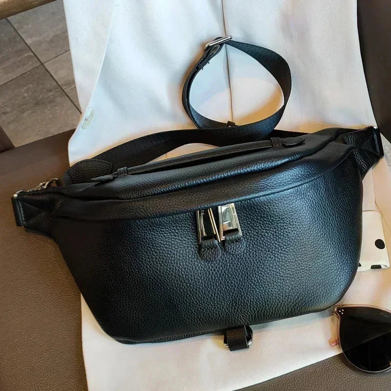 Sac bandoulière en cuir souple pour femme, parfait comme sac de poitrine, accessoire mode intemporel.