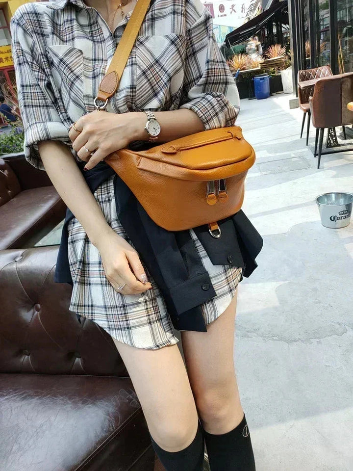 Élégant sac bandoulière en cuir pour femme, un essentiel de maroquinerie, pratique et stylé.