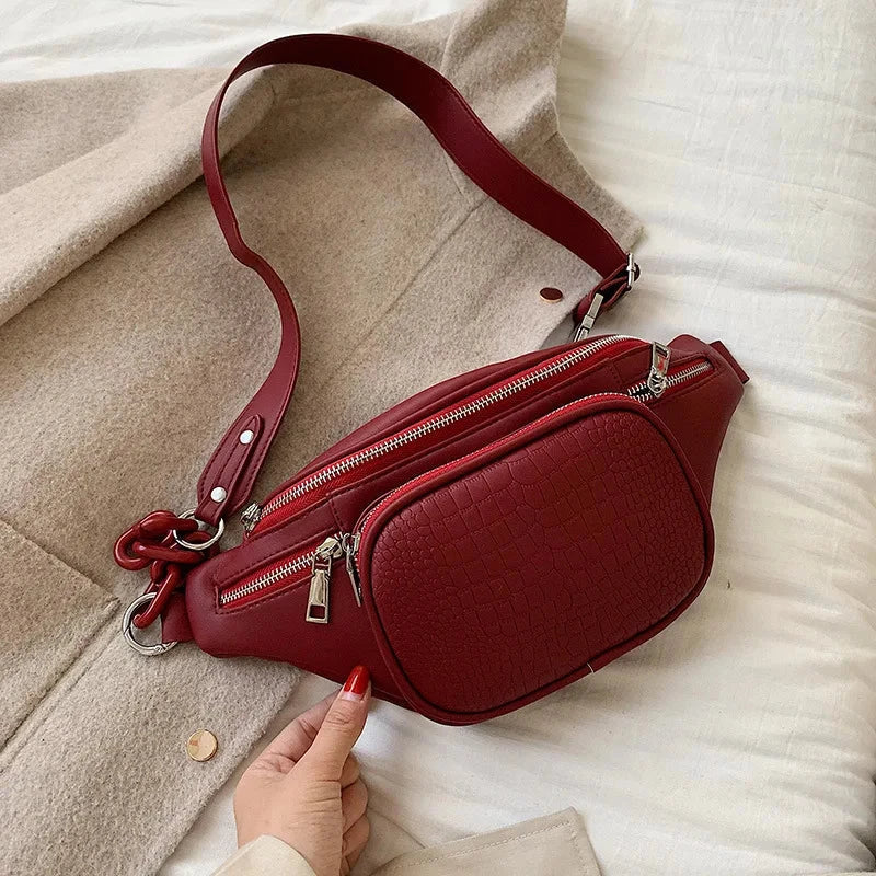 Sac bandoulière rouge en faux cuir, modèle banane compact et élégant, idéal pour compléter une tenue femme.