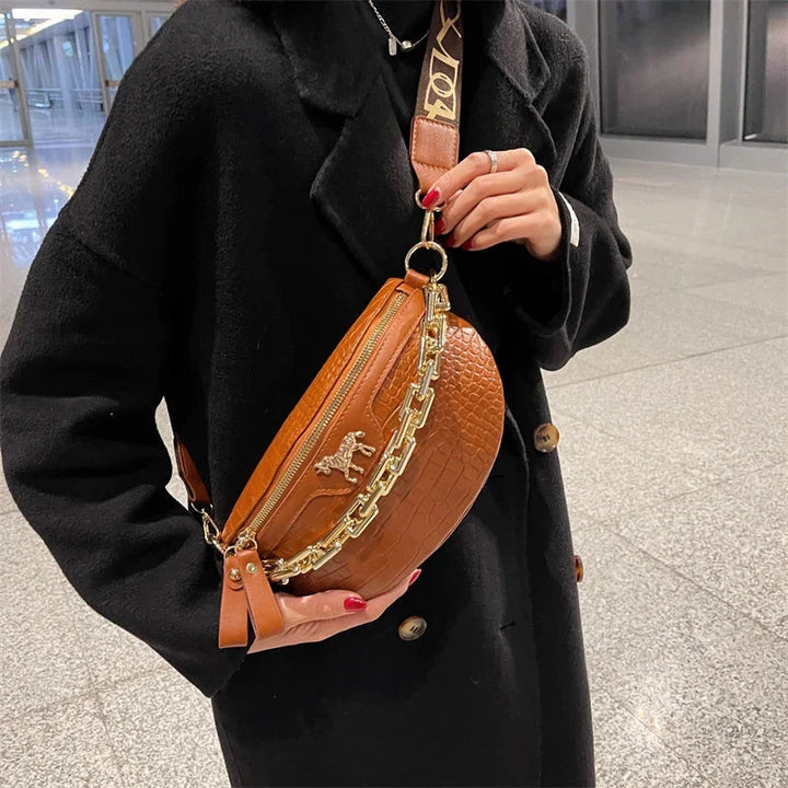 Accessoire mode femme : sac banane en cuir PU avec détails chaîne dorée, style élégant.