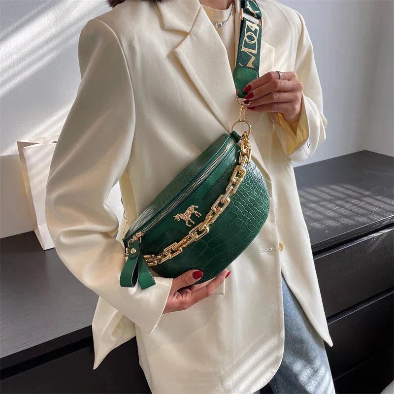 Sac de styliste femme, sac banane noir avec chaîne dorée, accessoire de mode intemporel.